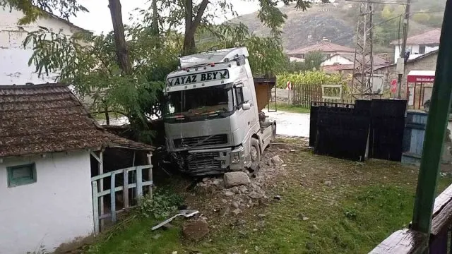 Sulusaray’da Kayan Tır Bahçe Duvarını Yıktı