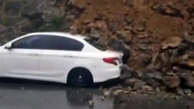 Sultangazi'de Sağanak Duvarı Otomobilin Üzerine Devirdi