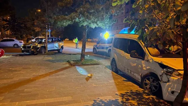 Melikgazi'de İki Araç Çarpıştı: 4 Yaralı Melikgazi'de İki Araç Çarpıştı: 4 Yaralı