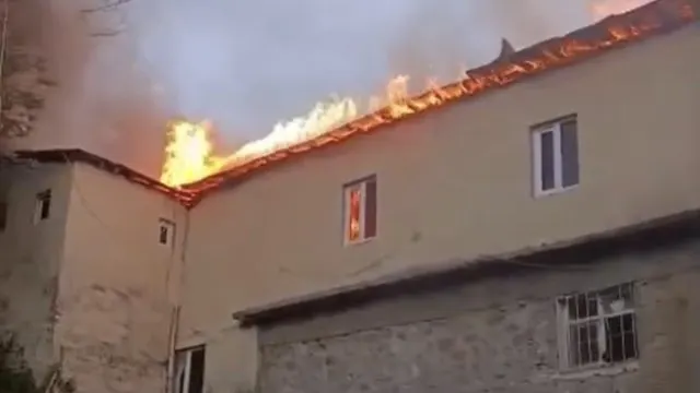 Yüksekova'da Köy Okulundaki Yangında Türk Bayrağı Son Anda Kurtarıldı Yüksekova'da Köy Okulundaki Yangında Türk Bayrağı Son Anda Kurtarıldı