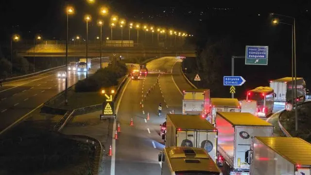 Kimyasal Varil Taşıyan Tır Düzce'de Devrildi: İstanbul Yönü Kapatıldı