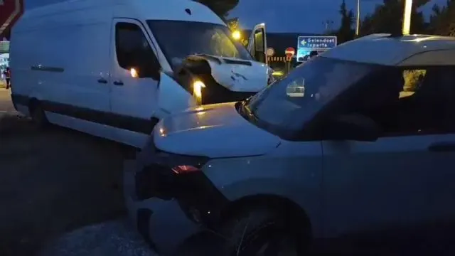 Yalvaç'ta İ̇ki Ticari Araç Çarpıştı: Bir Sürücü Yaralandı