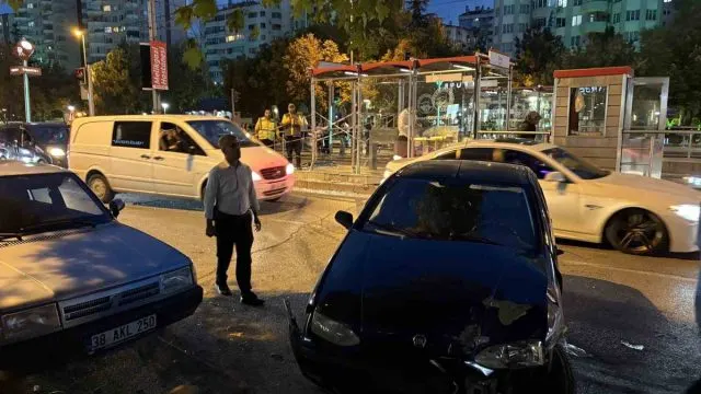 Kocasinan'da Kontrolden Çıkan Otomobil Tramvay Durağına Çarptı