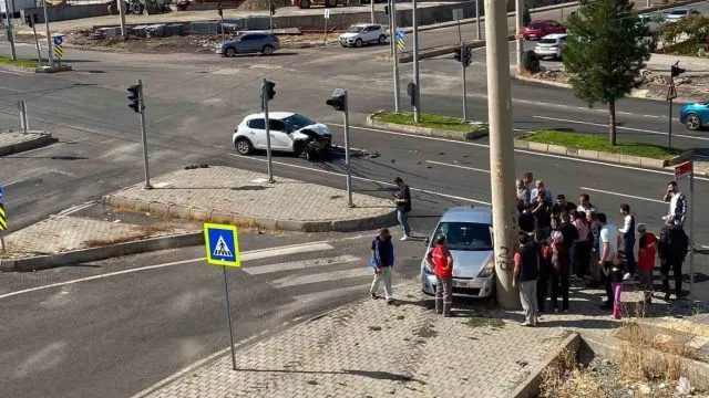 Kayapınar’da İki Araç Çarpıştı: 3 Yaralı Kayapınar’da İki Araç Çarpıştı: 3 Yaralı