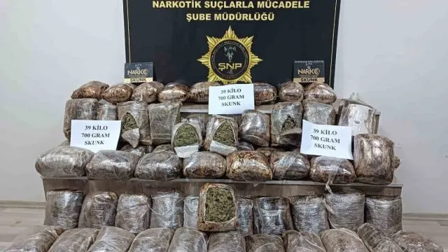 Şanlıurfa'da Valizden 39 Kilo 700 Gram Skunk Çıktı Şanlıurfa'da Valizden 39 Kilo 700 Gram Skunk Çıktı