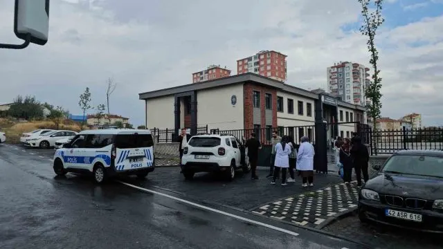 Okul Önünde Oyuncak Silahla Yakalanan Şüpheli Gözaltında Okul Önünde Oyuncak Silahla Yakalanan Şüpheli Gözaltında