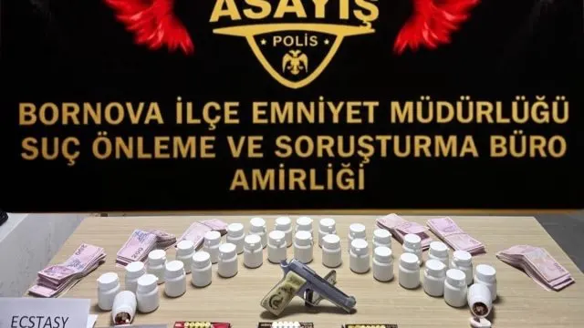 Bornova’daki Operasyonda 1665 Uyuşturucu Hap Ele Geçirildi Bornova’daki Operasyonda 1665 Uyuşturucu Hap Ele Geçirildi