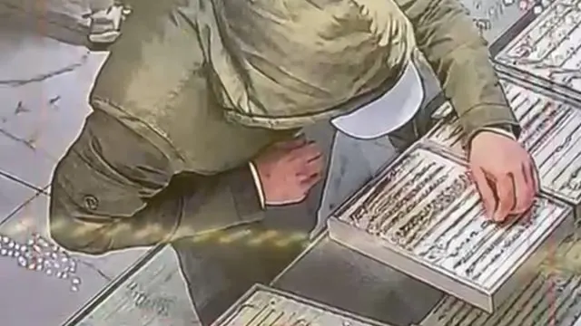 Kocaeli Çayırova'da Sahte Çeyrek Altınla Oyaladığı Kuyumcudan Bileklik Çaldı Kocaeli Çayırova'da Sahte Çeyrek Altınla Oyaladığı Kuyumcudan Bileklik Çaldı