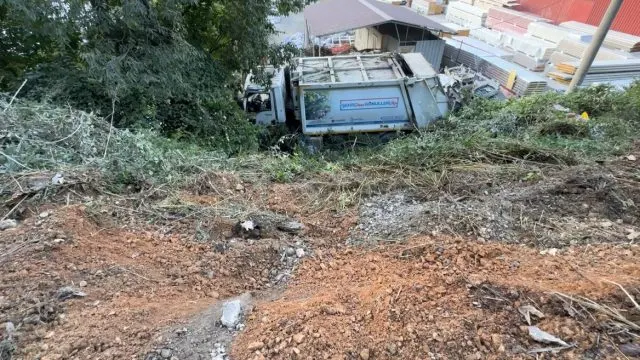 Karabük'te Çöp Kamyonu Şarampole Devrildi: 3 Yaralı Karabük'te Çöp Kamyonu Şarampole Devrildi: 3 Yaralı