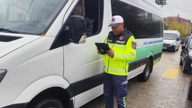 Hayrabolu'da Okul Servislerine Jandarma Denetimi Hayrabolu'da Okul Servislerine Jandarma Denetimi