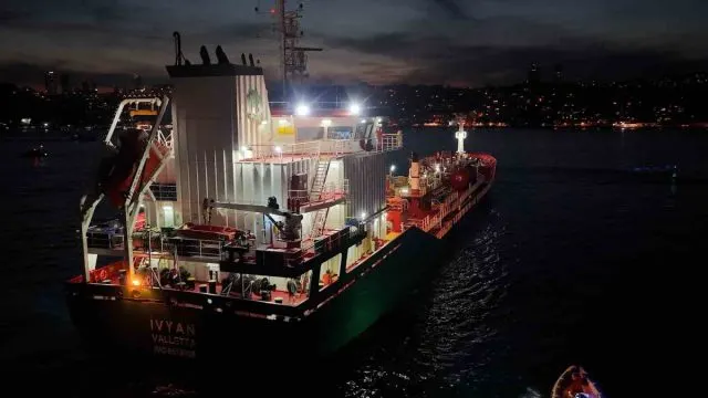 Kanlıca Açıklarında Kıyıya Sürüklendi, Tanker Demirle Durduruldu Kanlıca Açıklarında Kıyıya Sürüklendi, Tanker Demirle Durduruldu