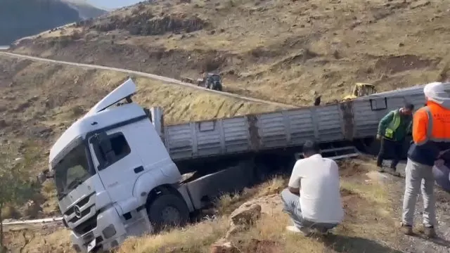 Solhan’da Malzeme Yüklü Tır Uçurum Kenarında Askıda Kaldı