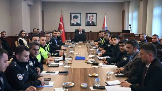 Düzce Emniyet Müdürlüğü'nde Asayiş Toplantısı Gerçekleştirildi Düzce Emniyet Müdürlüğü'nde Asayiş Toplantısı Gerçekleştirildi