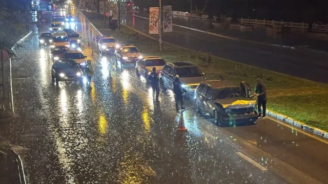 Erzincan’da Sağanak Sonrası 5 Araçlı Zincirleme Kaza Erzincan’da Sağanak Sonrası 5 Araçlı Zincirleme Kaza