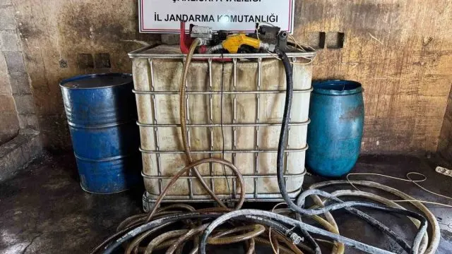 Şanlıurfa Viranşehir'de 1250 Litre Kaçak Akaryakıt Operasyonu: 2 Gözaltı Şanlıurfa Viranşehir'de 1250 Litre Kaçak Akaryakıt Operasyonu: 2 Gözaltı