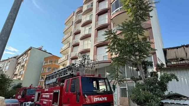 Serik'te Balkon Yangını Daireye Sıçramadan Söndürüldü