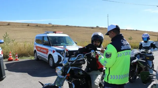 Bayburt'ta Motosiklet Ve Motorlu Bisikletlere Jandarma Denetimi Bayburt'ta Motosiklet Ve Motorlu Bisikletlere Jandarma Denetimi