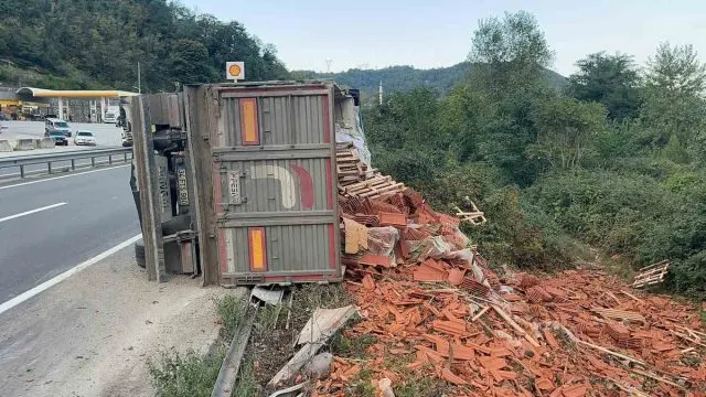 Sakarya Geyve’de Tuğla Yüklü Tır Devrildi Sakarya Geyve’de Tuğla Yüklü Tır Devrildi