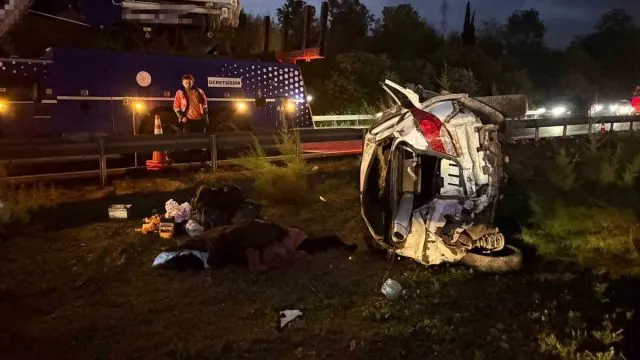 Sakarya Hendek'te Otomobil Refüje Savruldu: 1 Ölü, 4 Yaralı