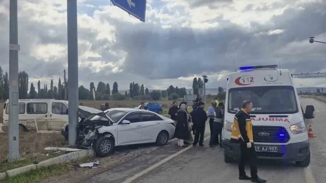 Alaca’da Kavşak Kazası: 6 Yaralı Hastaneye Kaldırıldı Alaca’da Kavşak Kazası: 6 Yaralı Hastaneye Kaldırıldı