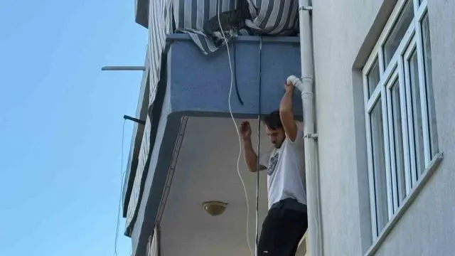 Antalya'da Alevlerin Arasında Kalan Kedi Balkondan Kurtarıldı