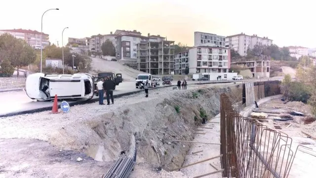 Yol Çalışmasını Fark Etmeyen Otomobil 4 Metrelik Şarampole Devrildi
