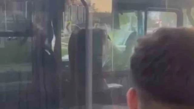 Bursa Osmangazi'de Otobüs Ve Minibüs Şoförleri Arasındaki Tartışma Kamerada Bursa Osmangazi'de Otobüs Ve Minibüs Şoförleri Arasındaki Tartışma Kamerada