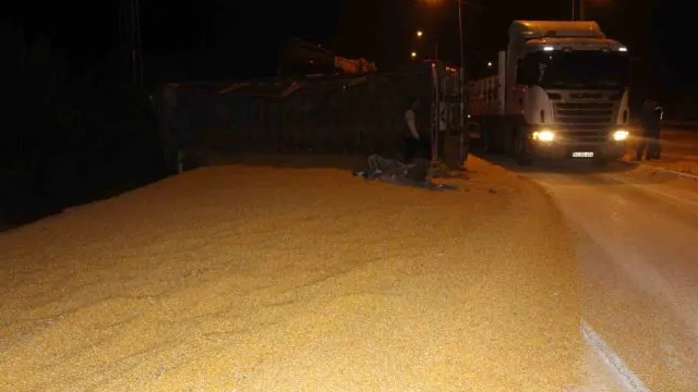 Su Şişesine Uzanan Sürücünün Tırı Devrildi, 25 Ton Mısır Yola Savruldu