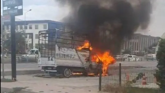 Van İ̇pekyolu'nda Kamyonet Yangını Paniğe Neden Oldu Van İ̇pekyolu'nda Kamyonet Yangını Paniğe Neden Oldu
