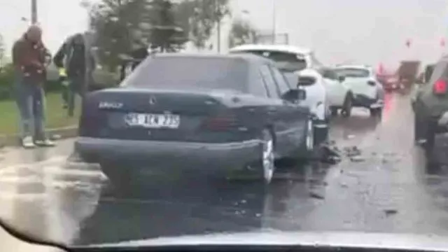 Erzurum’da Yağmur Sonrası Kayganlaşan Yolda Zincirleme Kaza Erzurum’da Yağmur Sonrası Kayganlaşan Yolda Zincirleme Kaza