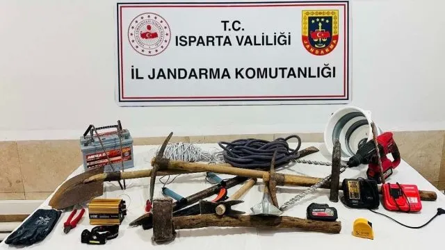 Isparta'da 3 Ayda 10 Operasyonda 30 Sikke Ve Osmanlı Subay Kılıcı Ele Geçirildi