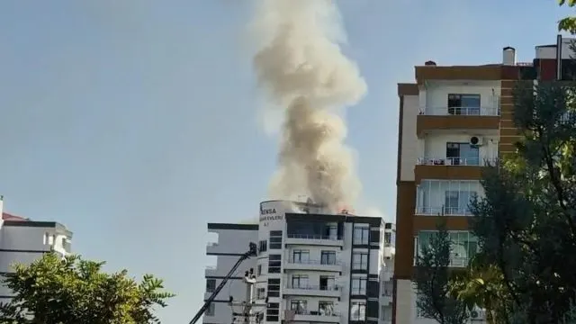 Diyarbakır Bağlar'da Çatı Yangını Nedeniyle Apartman Boşaltıldı