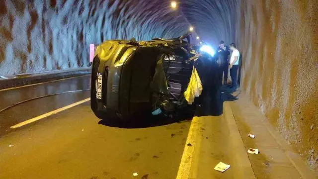 Eynesil Tünelinde Ticari Araçla Kamyon Çarpıştı: 3 Yaralı Eynesil Tünelinde Ticari Araçla Kamyon Çarpıştı: 3 Yaralı