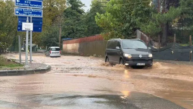Başiskele’de Sağanak Ev Ve Seraları Su Altında Bıraktı Başiskele’de Sağanak Ev Ve Seraları Su Altında Bıraktı