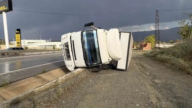 Tosya'da D100 Yolunda Kamyon Devrildi: 2 Kişi Yaralandı Tosya'da D100 Yolunda Kamyon Devrildi: 2 Kişi Yaralandı