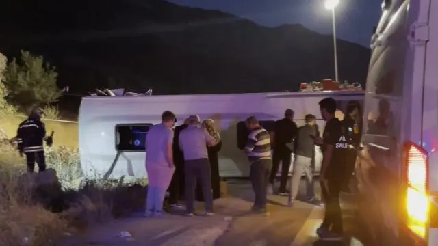 Gaziantep'te Minibüs Ve Otomobil Çarpıştı: 5 Ölü, 13 Yaralı Gaziantep'te Minibüs Ve Otomobil Çarpıştı: 5 Ölü, 13 Yaralı
