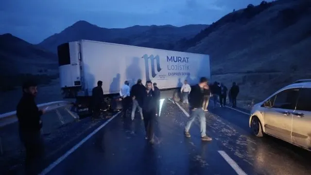 Yüksekova Yolunda Tır Kazası Trafiği Durdurdu