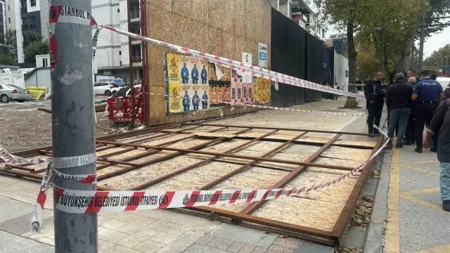 Kadıköy Bağdat Caddesi'nde Şantiye Panosu Devrildi: 2 Vatandaş Hafif Yaralandı