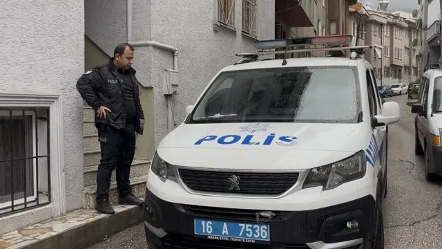 Bursa'da İ̇zinli Üç Arkadaşın Kaldığı Evde Bir Kişi Ölü Bulundu