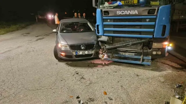 Zonguldak Çaycuma'da Tır Ve Otomobil Kavşakta Çarpıştı Zonguldak Çaycuma'da Tır Ve Otomobil Kavşakta Çarpıştı