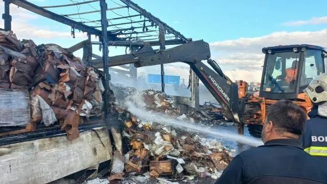Bolu Çaydurt'ta Kişisel Bakım Ürünleri Yüklü Tırın Dorsesi Alevlere Teslim Oldu