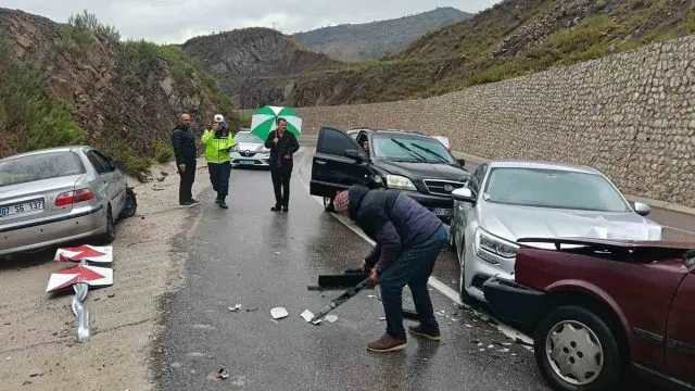 Manavgat'ta Üç Aracın Karıştığı Kazada 3 Kişi Yaralandı