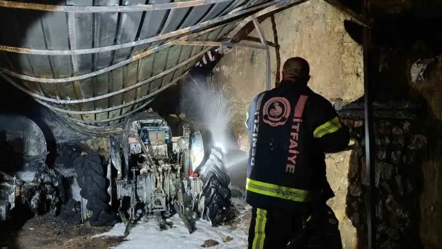 Çivril'de Traktör Yangını İlaçlama Makinesini De Kullanılamaz Hale Getirdi