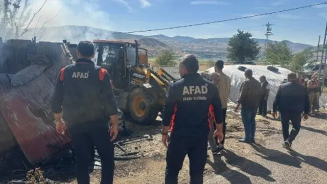 Tunceli'de Ahır Yangını Ekiplerin Müdahalesiyle Söndürüldü Tunceli'de Ahır Yangını Ekiplerin Müdahalesiyle Söndürüldü