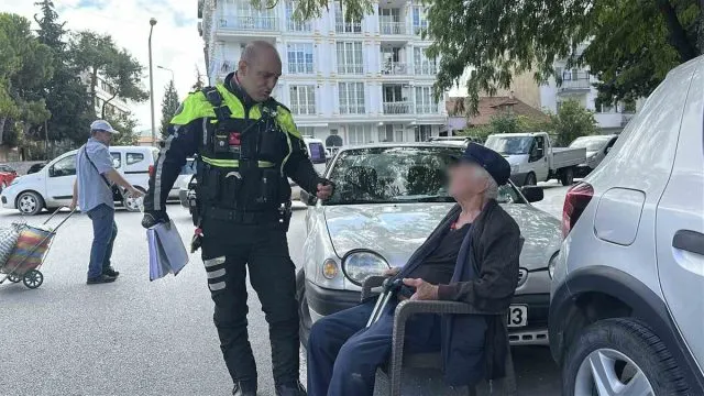 Kızının İ̇hbarı Üzerine 85 Yaşındaki Sürücü Trafikte Durduruldu