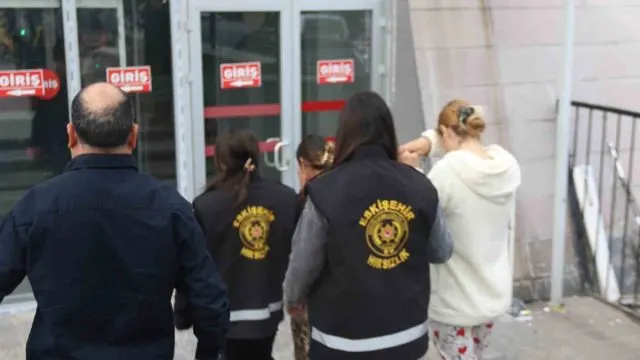 Eskişehir'de İki Evden Hırsızlıkla Suçlanan İki Şüpheli Tutuklandı