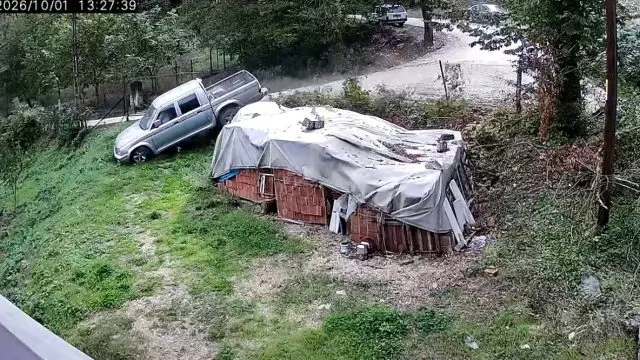Kamyonetin Çarptığı Otomobil Bahçeye Savruldu: 3 Kadın Kıl Payı Kurtuldu