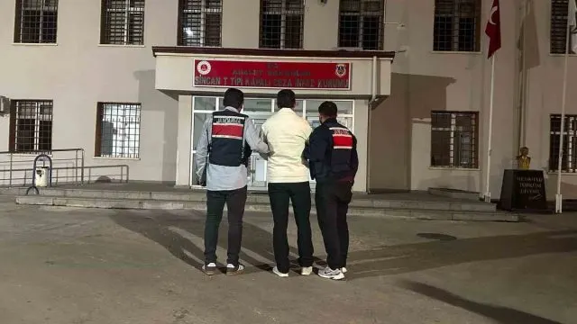 Ankara’da Fetö Hükümlüsü H.d. Jandarma Operasyonuyla Yakalandı Ankara’da Fetö Hükümlüsü H.d. Jandarma Operasyonuyla Yakalandı