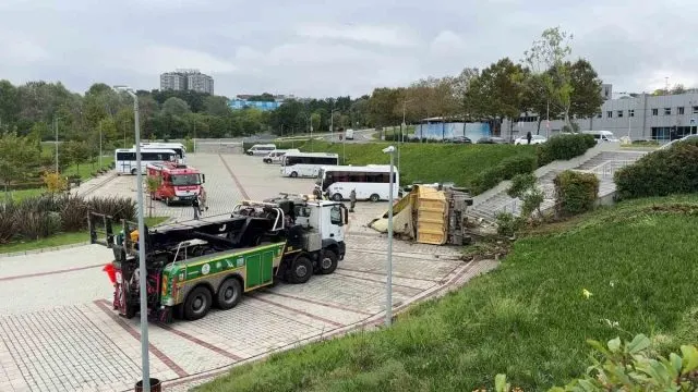 Eyüpsultan'da Hafriyat Kamyonu İski Bahçesine Yuvarlandı: 2 Sürücü Yaralandı
