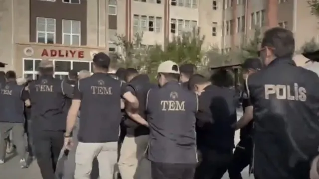 Ters Kelepçeli Görüntüler İçin Kahramanmaraş’ta Soruşturma Ters Kelepçeli Görüntüler İçin Kahramanmaraş’ta Soruşturma